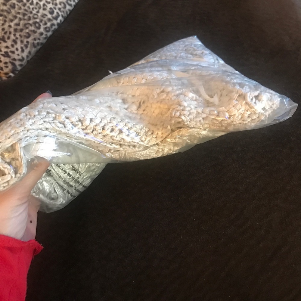 ⚡️SALE⚡️NEW FREE PEOPLE MACRAME SHAWL - Picture 6 of 7